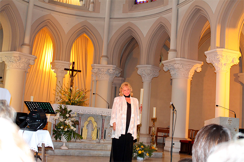 Photo de Nicole Mour en prestation de chants sacrés à l'église la Collégiale le 16 mai 2015